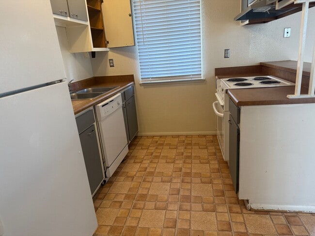 Photo - 2 Bedroom 1 Bathroom Townhouse in North Valley!  Refrigerated air! Ground Floor!