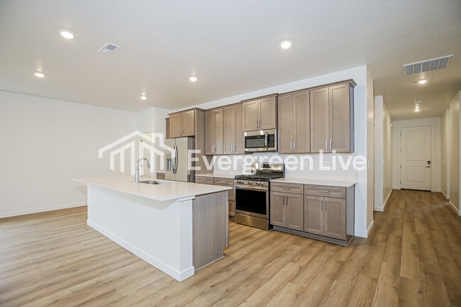 Photo - 301 Ravello St