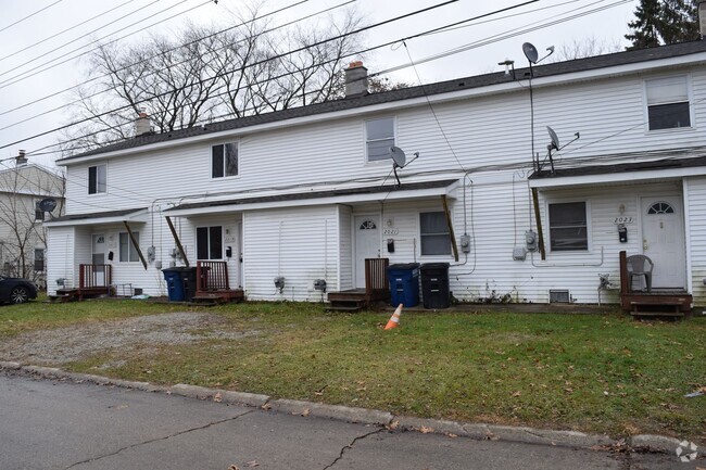 Building Photo - Welcome to the cozy two-bedroom townhouse ...