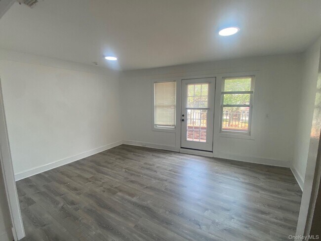 587 E Main St Unit 2
