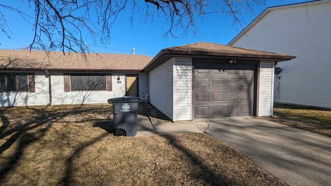 Building Photo - Everything on one level in West End duplex Rental