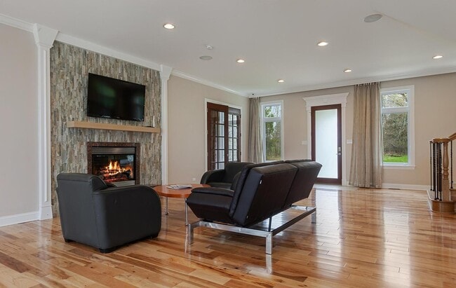 Photo - 598 Lake Shore Rd