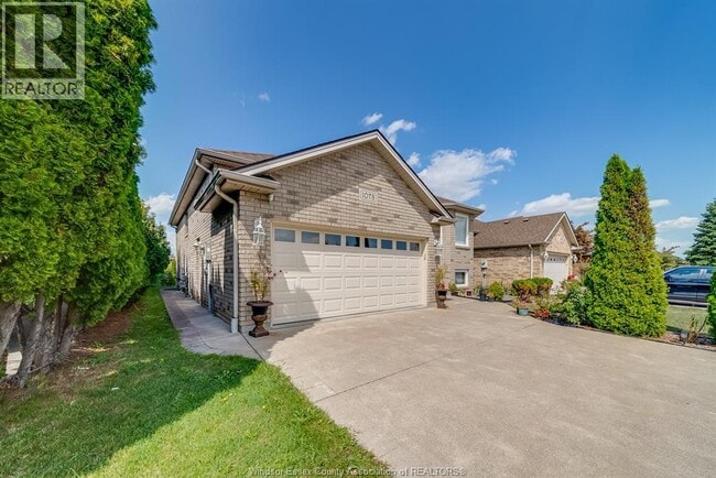 Photo - 1078 Imperial Crescent