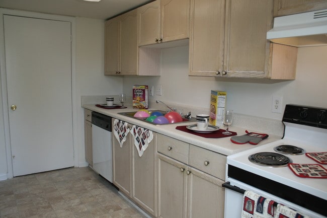 Building Photo - Colonial Square Rental