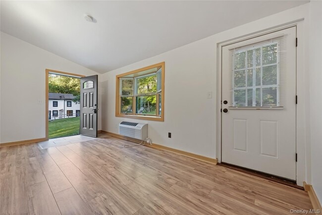 Photo - 1300 NY-22