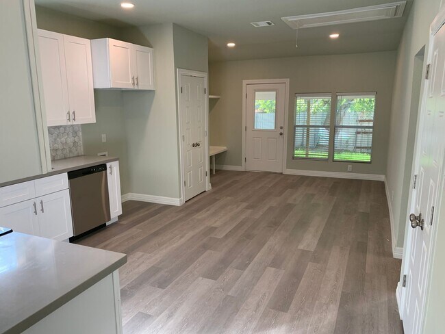 2122 San Luis St