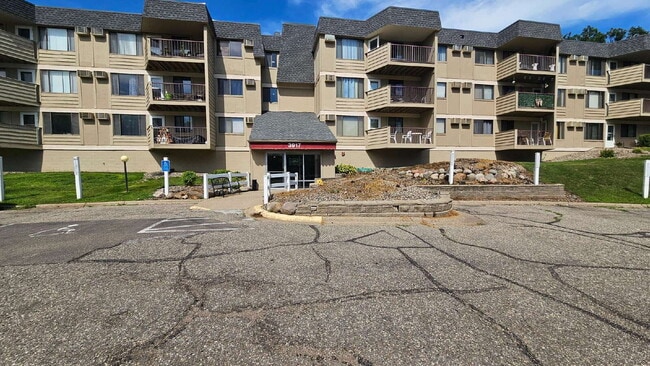 Building Photo - Well maintained 2-Bed 2-bath Oasis with Pool Access in Prime Bloomington Location 7-17 Unit 302 - 302