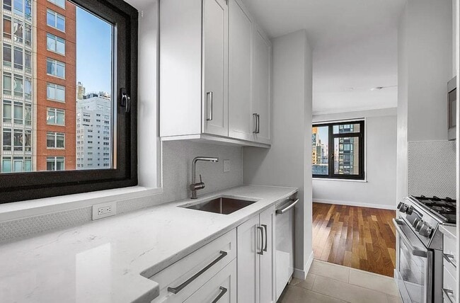 Photo - 160 E 65th St