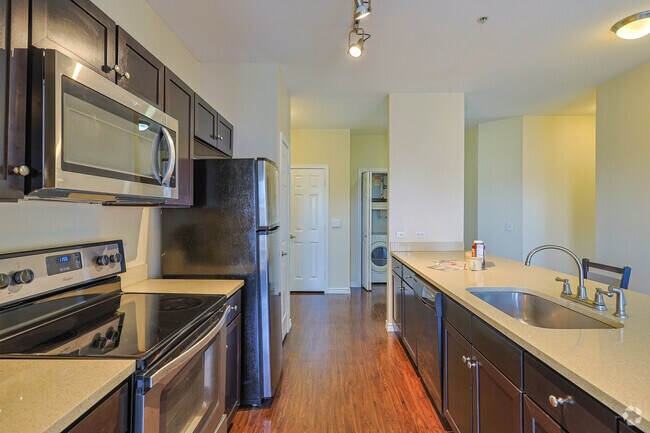 2BR, 2BA - 1,067SF - Kitchen - Axis West Campus