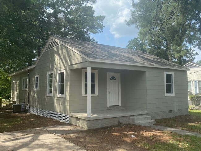 Building Photo - 4 Bedroom 2 Bath House for Rent
