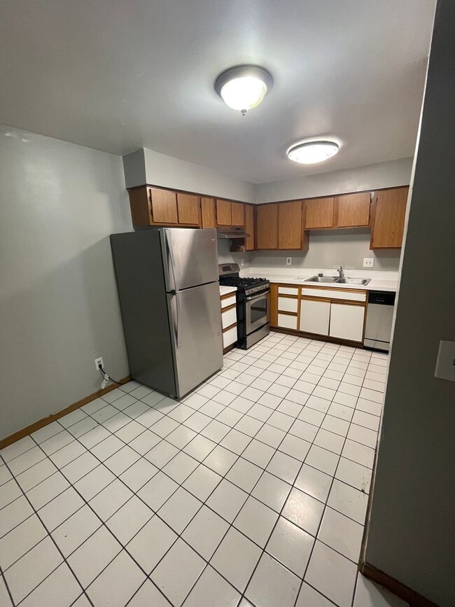 Building Photo - 72 Chittenden Ave Unit A