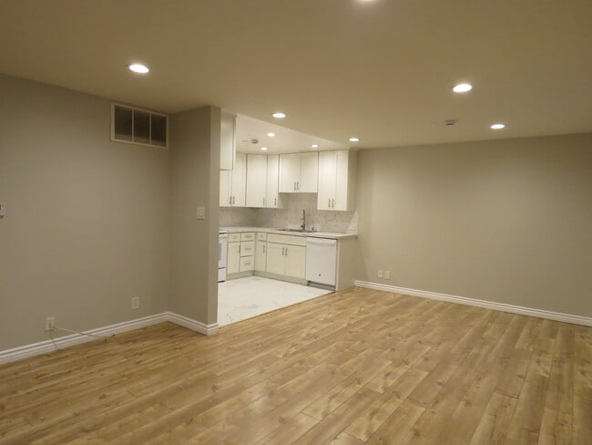 Building Photo - 18547 Collins St Unit 14