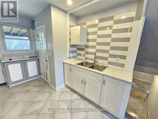 Photo - 99 Golden Blvd W