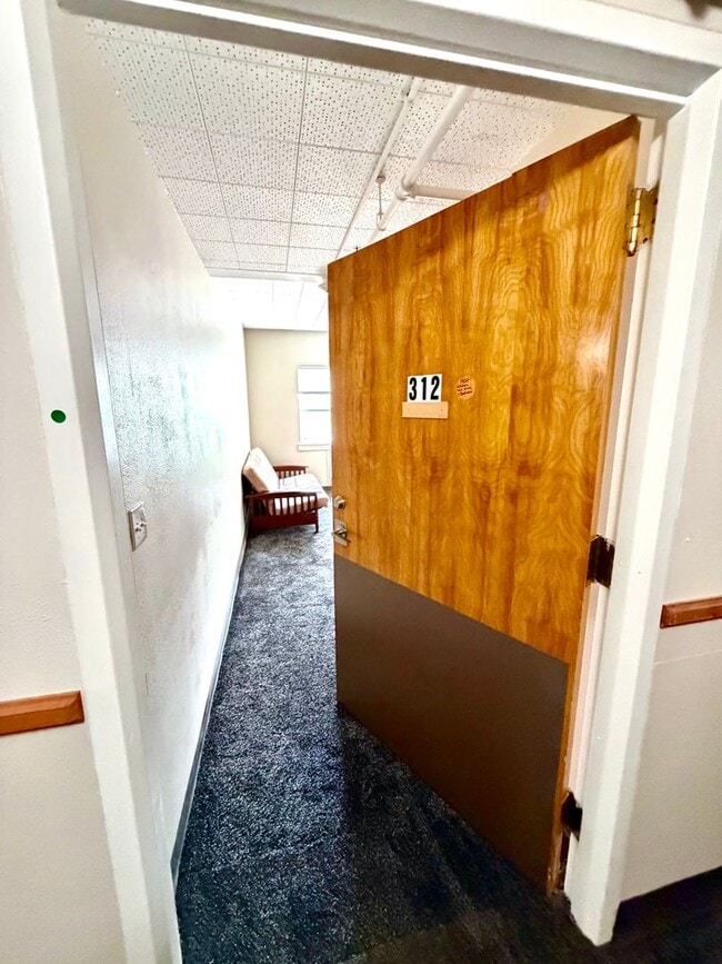 Building Photo - Eagle Crest Village Apartments #312: 1bdrm/1bath – All Utilities & Wi-Fi Included! Unit 3959 Sheridan Ave Apt 312