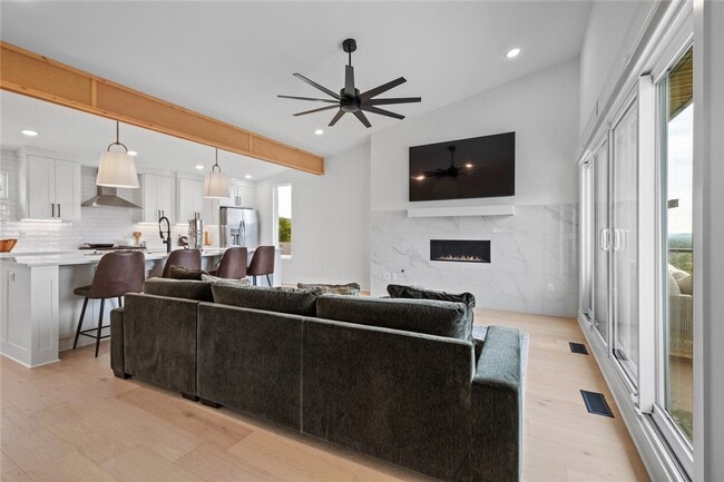 1694 E Acacia Crossing
