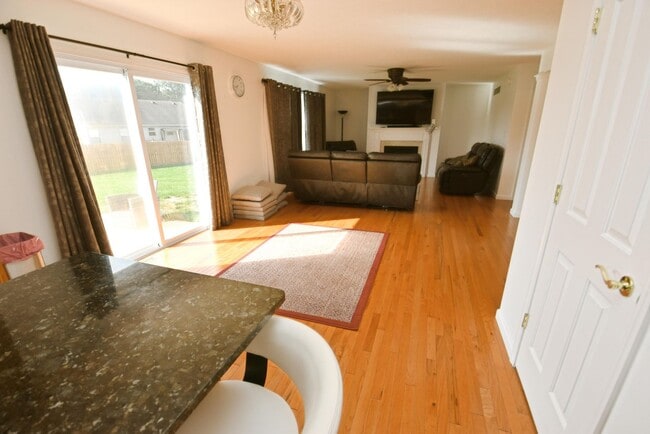 Photo - Short or long term Executive 4 bedroom 2.5...