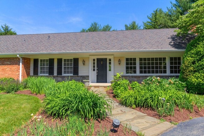 Building Photo - 3 Bed 3 Bath - Potomac Falls Rambler - 2 Car Garage