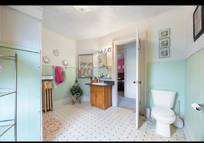 Photo - 32 W William St