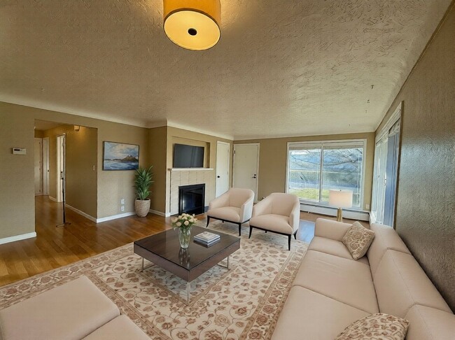 Building Photo - 1495 Lake Dr