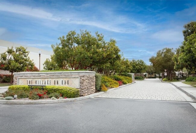 Photo - 1800 Oak St Townhome
