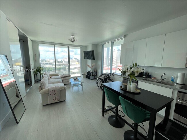 Building Photo - 90 SW 3rd St Unit 1205