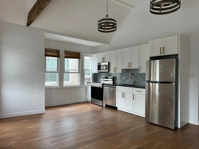 Building Photo - 6223 Wayne Ave Unit 2L