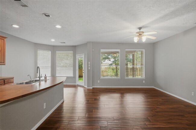 70 N Spinning Wheel Cir