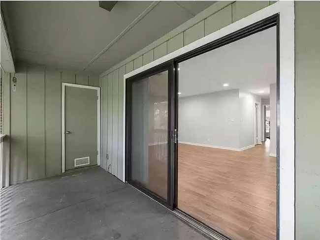 Building Photo - 2017 Powers Ferry Trce SE Unit 2017