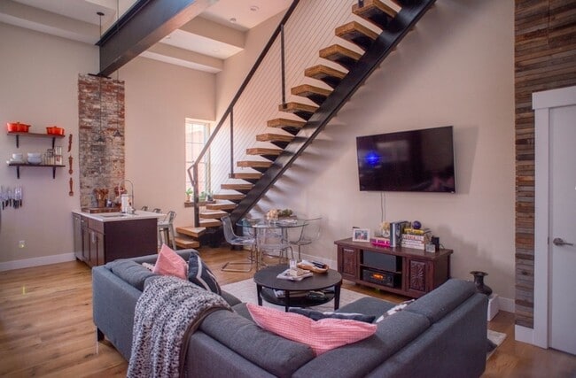 Building Photo - Incredible penthouse available! Available... Unit 705 s 5th Penthouse