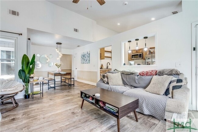 Photo - 106 W White Hawthorne Dr