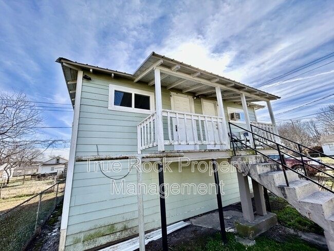 Building Photo - 531 1/2 W 9th Apt E