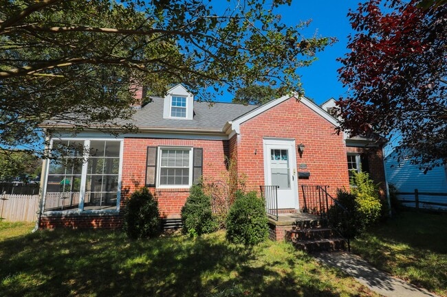 Building Photo - -- AVAILABLE NOW! 4 BED 2 BATH HOME IN POPULAR LAKESIDE --