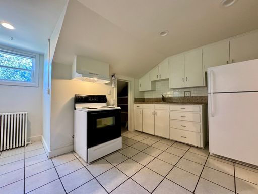 Photo - LARGE 2 Bed, 1 Bath Apartment Available NOW!! Unit B