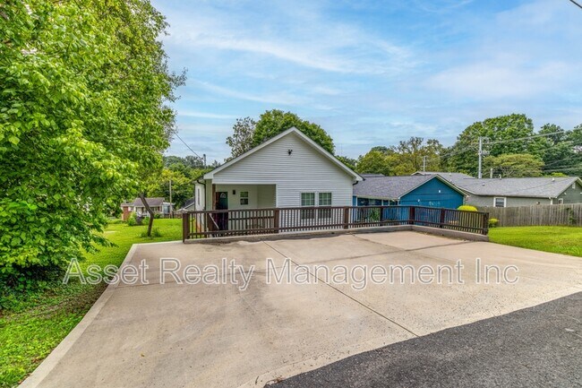 Building Photo - 619 Midlake Dr NE