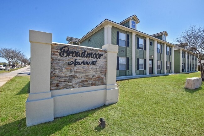 Photo - 1504 Broadmoor Dr