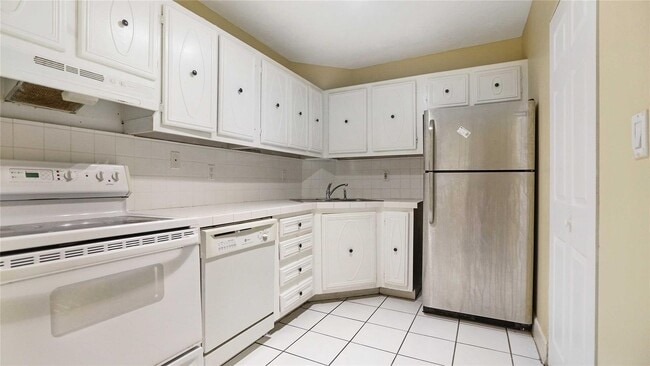 Building Photo - 3123 Oakland Shores Dr Unit D104