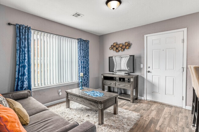 1BD, 1BA - 700SF - Living Room