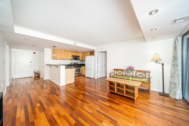 Building Photo - 700 1ST St Unit 15C