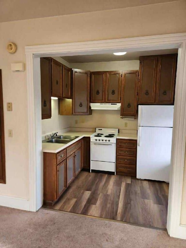 Kitchen with new flooring - 1318 N Main St Apartamentos Unidad 2