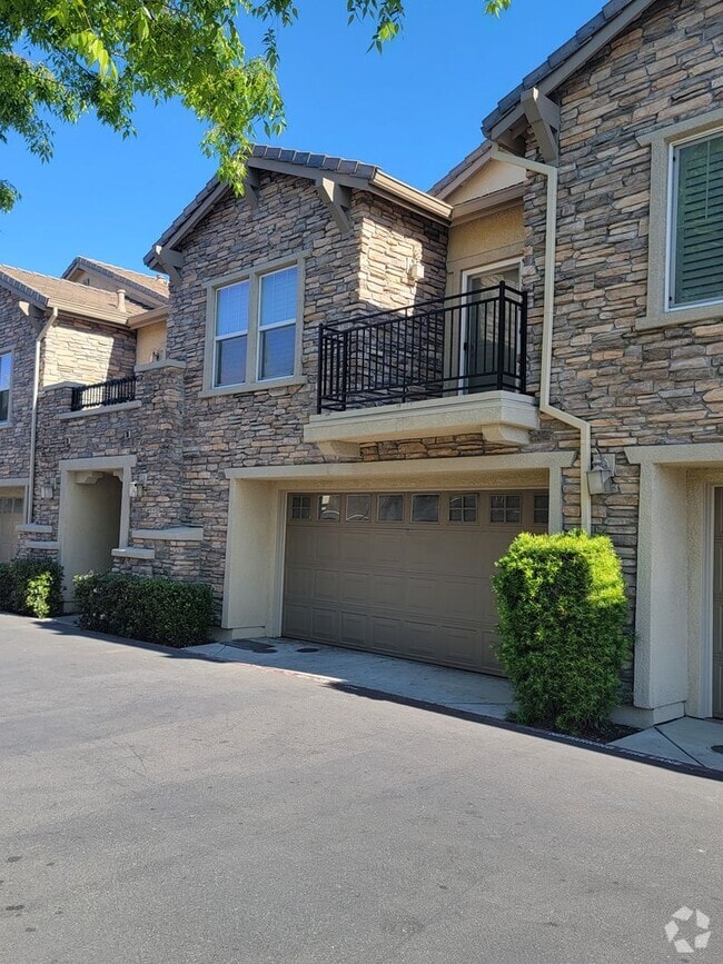 Building Photo - Adorable 3 bedroom 2.5 Bath Condo