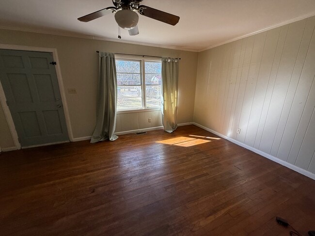 Photo - 406 Meadow Ln