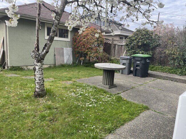 Photo - 6039 Ontario St