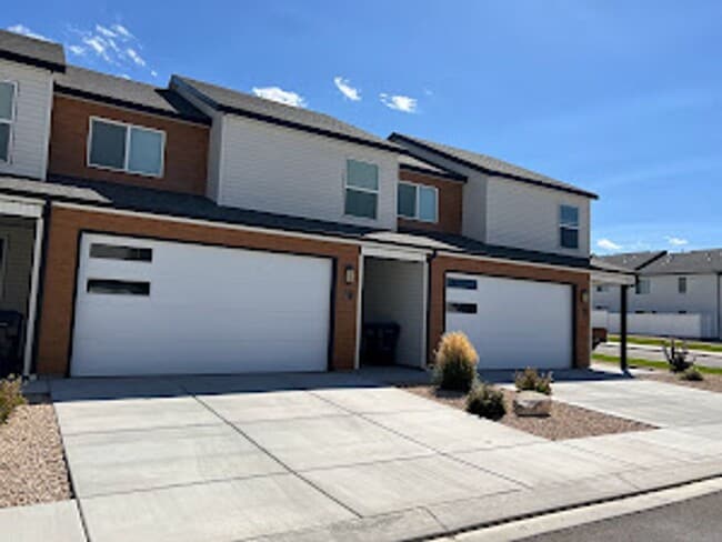 Building Photo - Looks Almost Brand New Townhome!