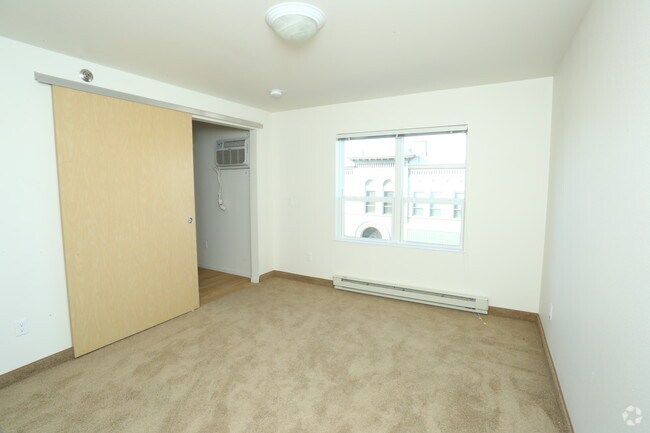 2BR, 2BA - 1020 SF
