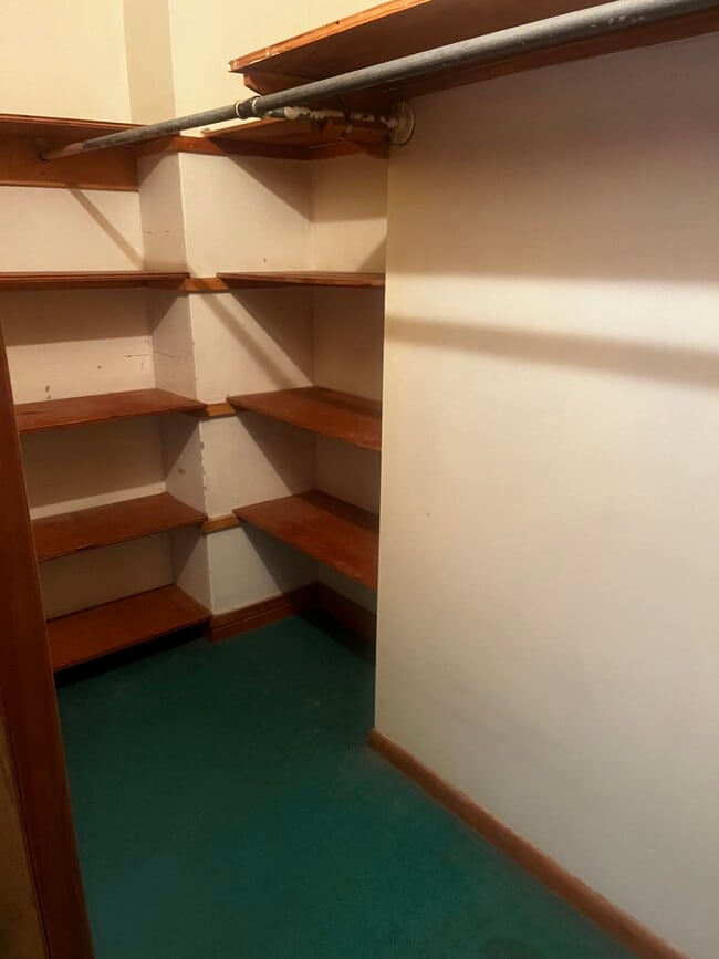 Armario del dormitorio - 6967 Main St