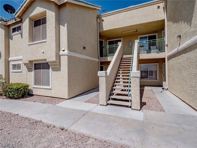 Building Photo - 1401 Linnbaker Ln Unit 202