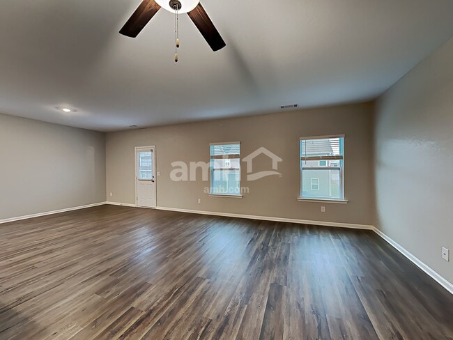 Photo - 625 Gleaner Wy