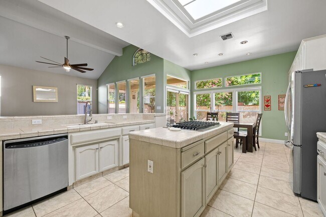 Photo - Spacious 3 Bedroom + Office in Seven Oaks ... House