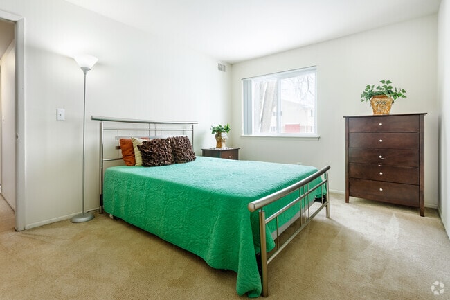 2 BR, 1 BA - 900 SF