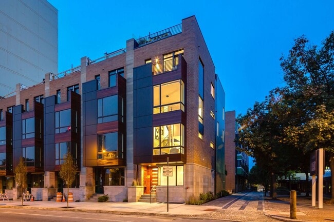 Building Photo - Old City Townhome with Parking